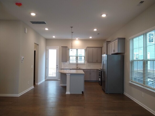 Building Photo - 2 bedroom town home next to Light Rail off...