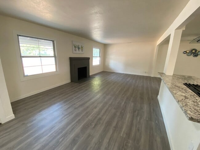 Building Photo - Beauitfully upgrade 3 Bedroom on large lot!