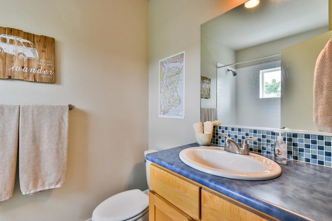 Building Photo - 803 Heschel St