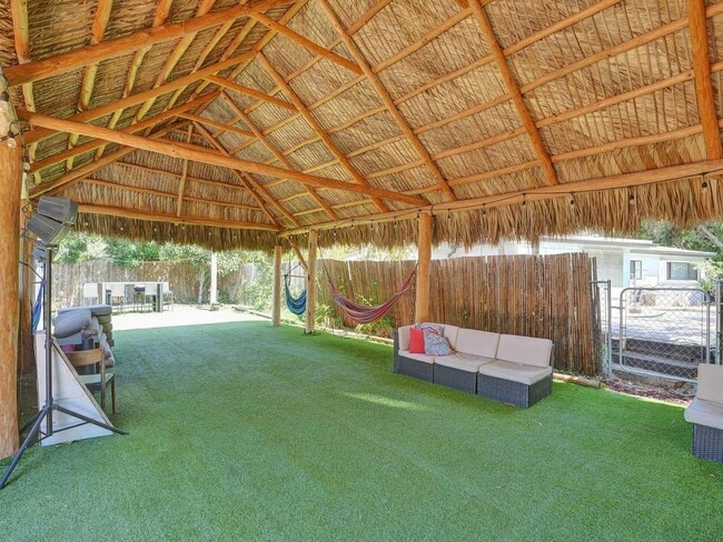 Building Photo - 2099 NE 4th Ct