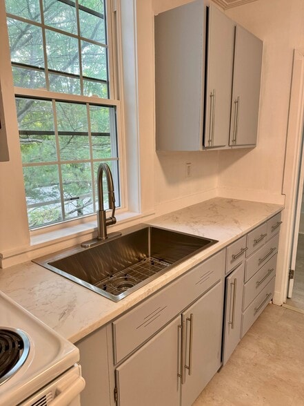 Building Photo - 40 Pond St