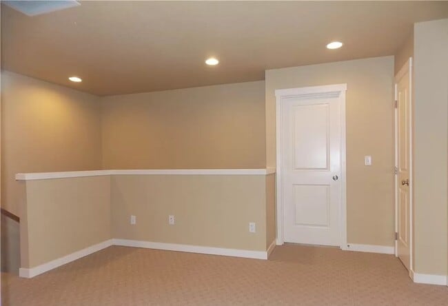 Building Photo - 3 bedroom town home in perfect location