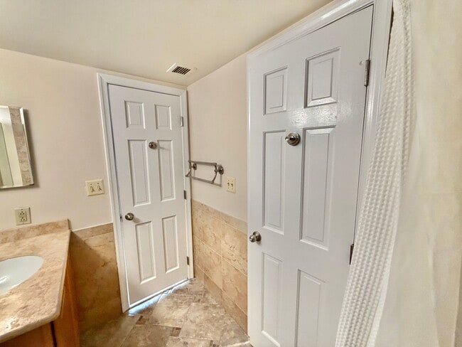 Building Photo - Penn Ave Prominent Neoclassical 1 Bed Condo, w/Balcony, Pool, Gym. - Furnished Option, Parking Op...