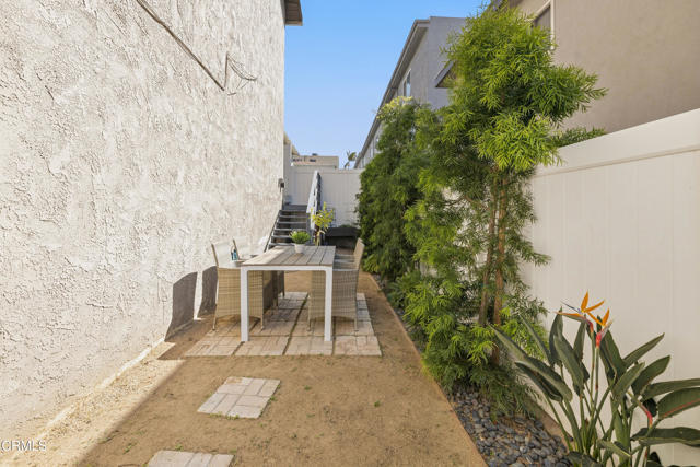 Building Photo - 1140 Manhattan Beach Blvd