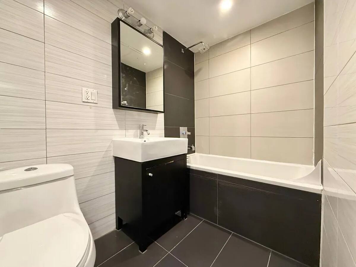 Building Photo - Prime Bushwick Room, HDTV, 15 min to Manhattan #756