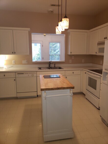 Kitchen - 8231 Hempshire Pl