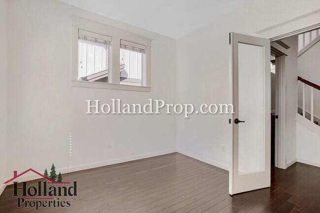 Building Photo - Spacious 4-Bedroom Portland Home with Fenced Yard, Fireplace & Modern Finishes!
