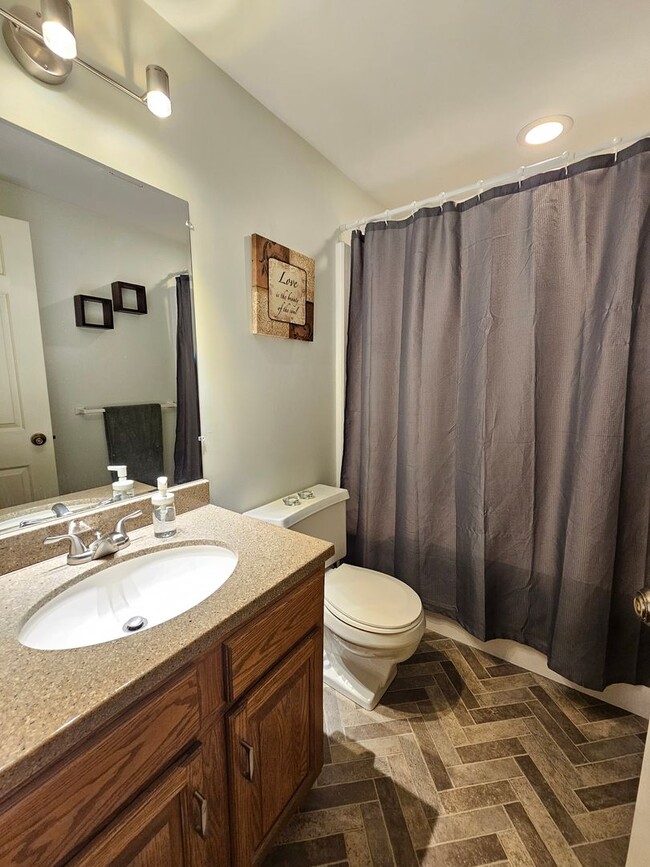 Building Photo - 1 Bedroom, 1.5 Bath Quarry Townhouse