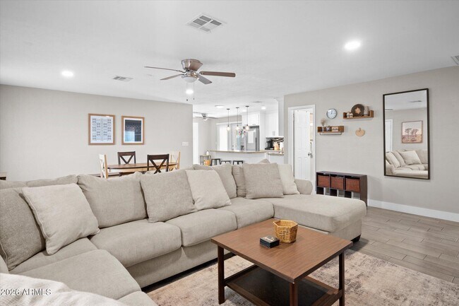 Building Photo - 1211 W Palomino Dr