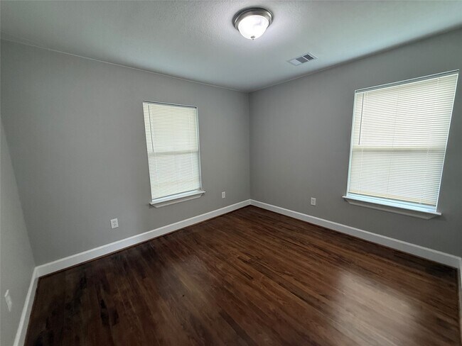 Building Photo - 1146 Majestic St