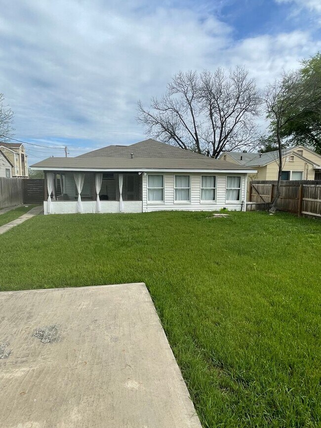 Building Photo - Charming Olmos Park Terrace Rental