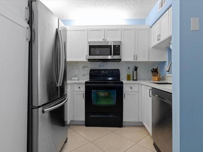 Building Photo - 5415 Verona Dr