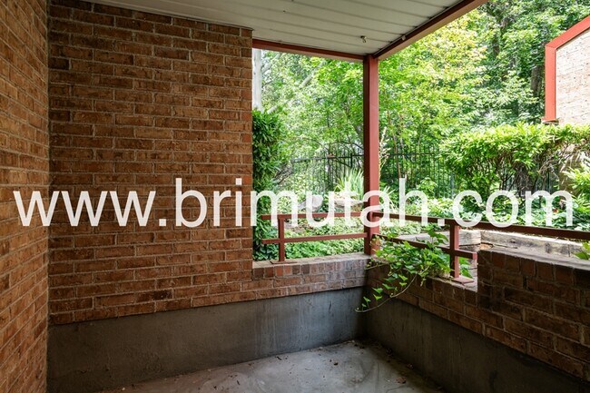 Building Photo - 4836 Highland Cir
