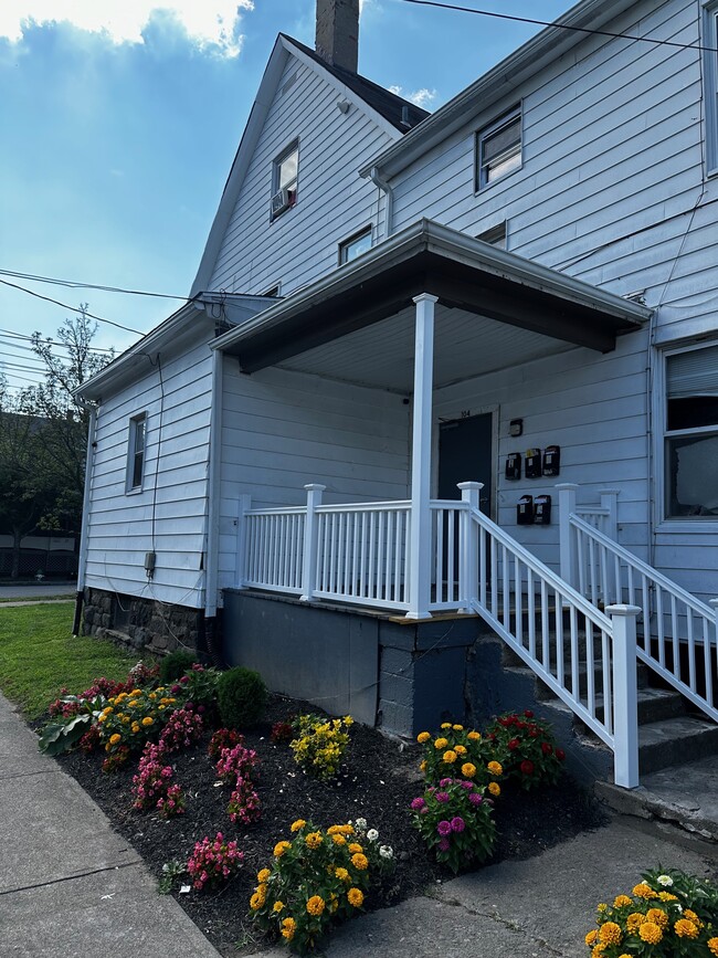 Primary Photo - 104-108 Madison St