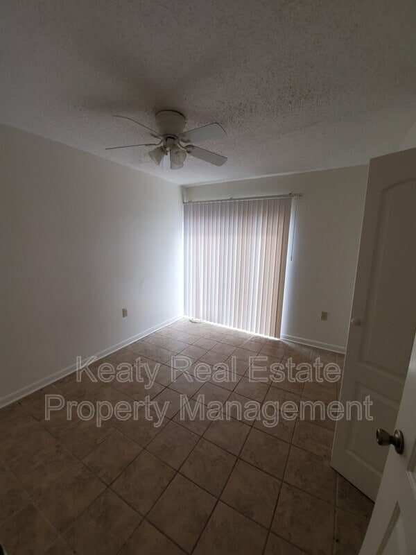 Building Photo - 803-2 Fox Run Avenue