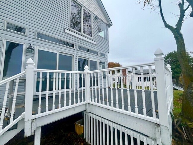 Building Photo - Gorgeous Water Front Home with Beach Access