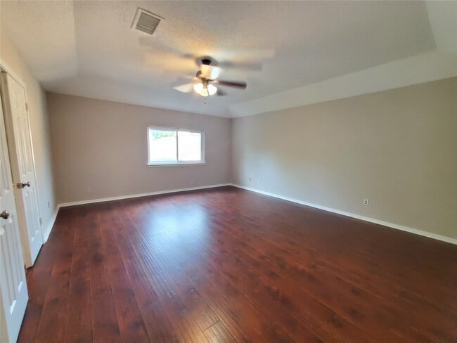 Building Photo - 3323 Green Fields Dr