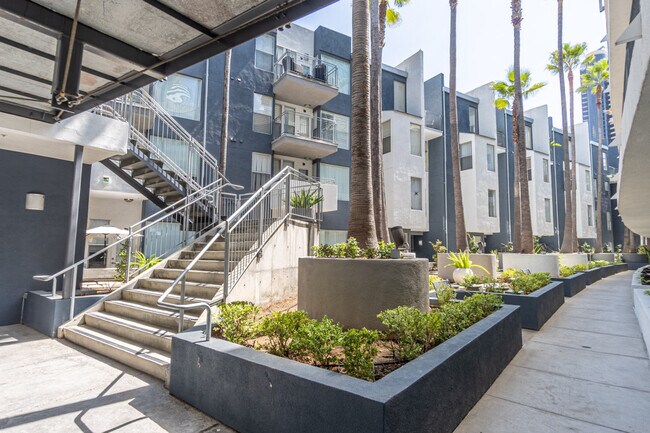 Building Photo - 555 Front St