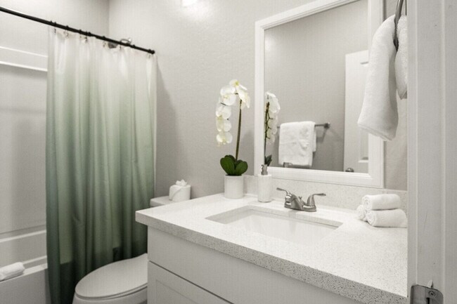 Building Photo - 6606 W Paradise Ln