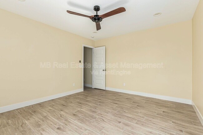 Building Photo - 413 E Southern Ave