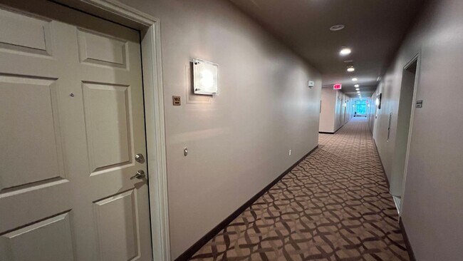 Building Photo - High End (2) Bedroom, (2.5) Bathroom Condo...