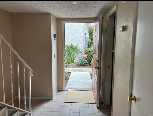Building Photo - 2112 E Vista Way