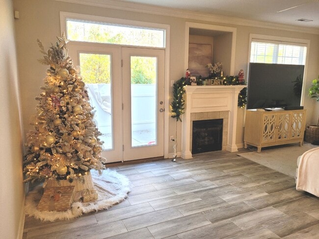 Building Photo - Gorgeous Townhome-Style Condo in Virginia Beach!