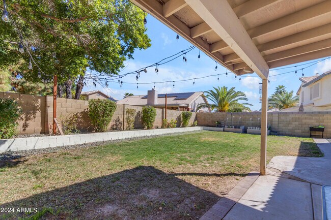 Building Photo - 1114 E Artesian Way
