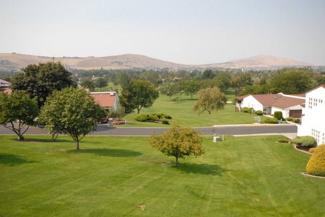 Building Photo - Spacious Townhome with Expansive View and a 2 Car Private Garage