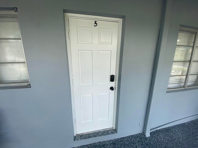 Building Photo - 112 Lake Ave