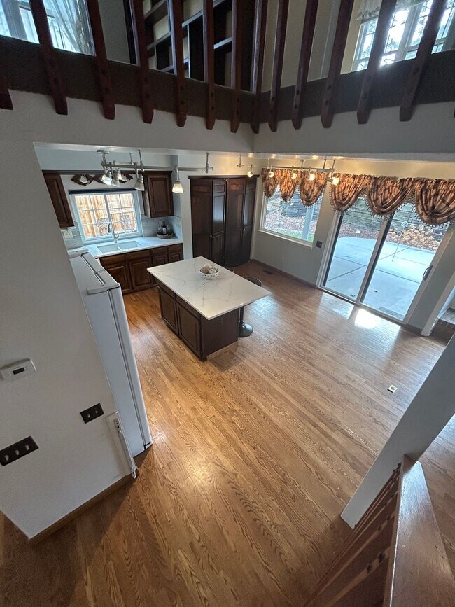 Building Photo - 5 BR/3 1/2 BA in the Desirable Meadowglen Community!!