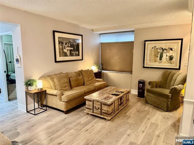 Building Photo - 4 Horizon Rd N