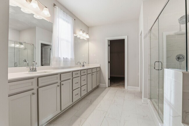 Building Photo - Newer 5BR Home in Peachtree City with Open Layout and Golf Cart Access