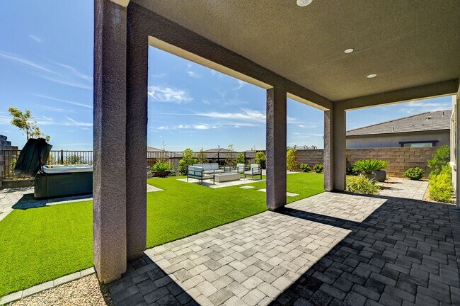 Building Photo - Stunning Fully Furnished 5-Bedroom Home in...