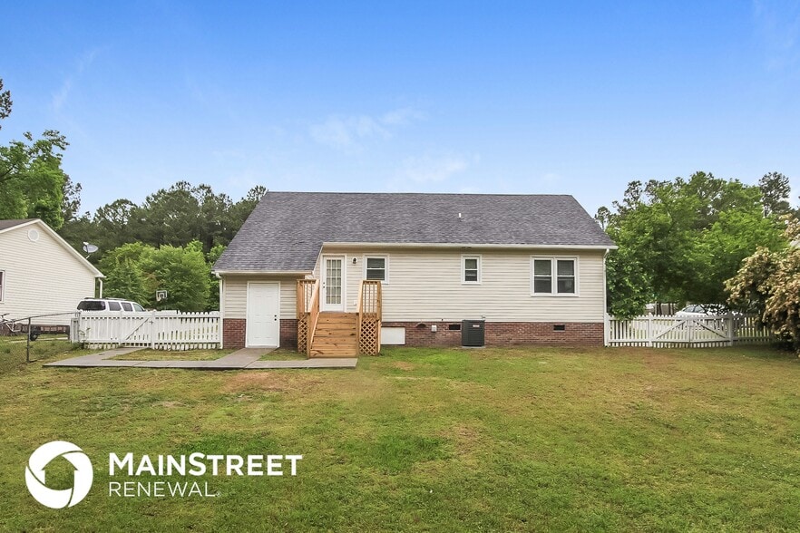 Building Photo - 208 Redberry Dr