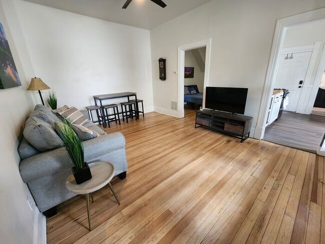 Building Photo - 1 Bed 1 Bath right in Old Colorado City