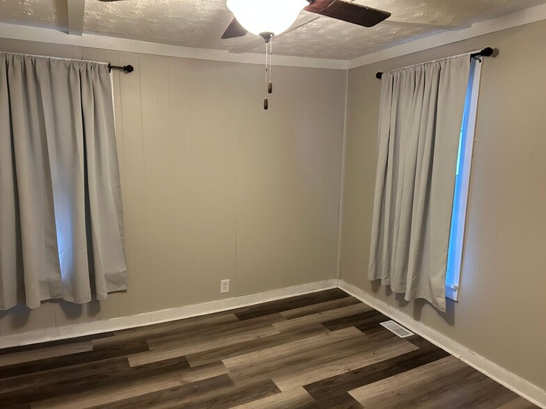 Building Photo - 821 E Woodlawn St