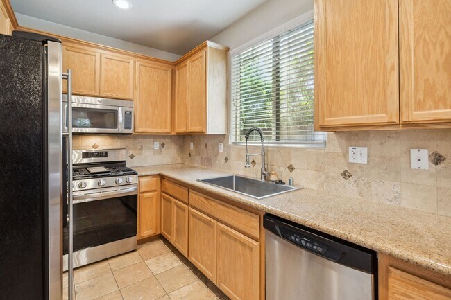 Building Photo - Gorgeous 3bed/2.5bath home near Curtis Park