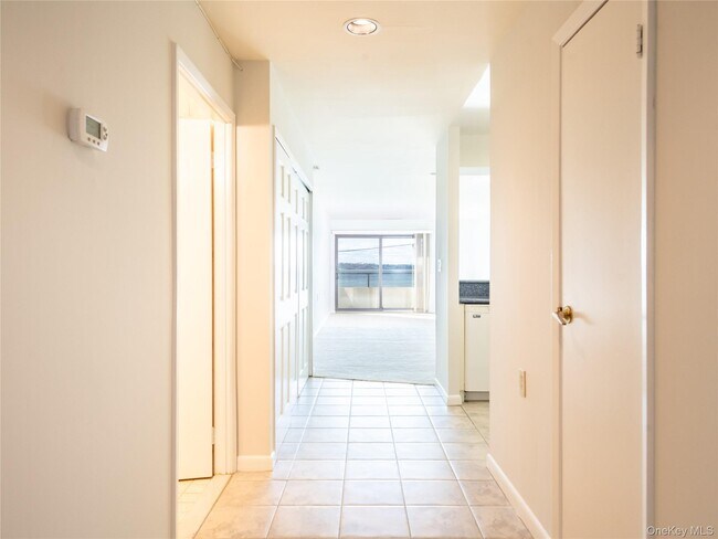 Building Photo - 372 Main St