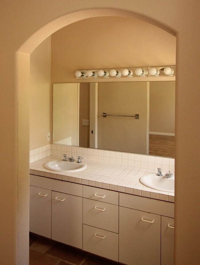 Building Photo - Large Carlsbad Townhouse, 2 Primary Bedroo...
