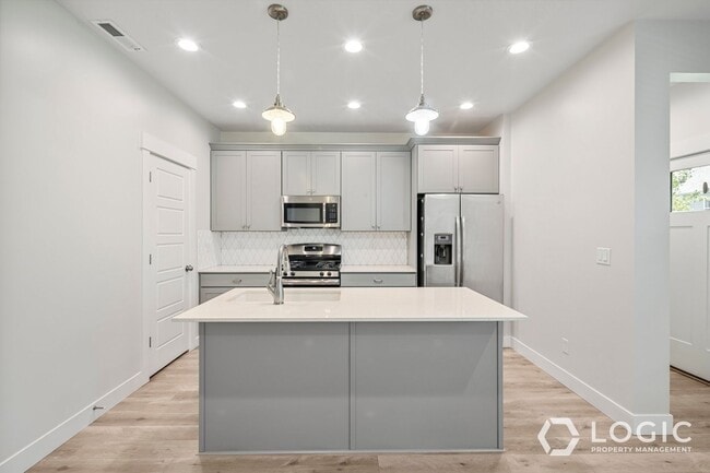 Building Photo - Beautiful Townhome in Amazing Location.