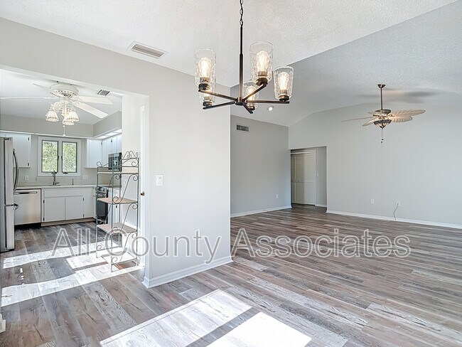 Building Photo - 1007 S Pointe Alexis Dr