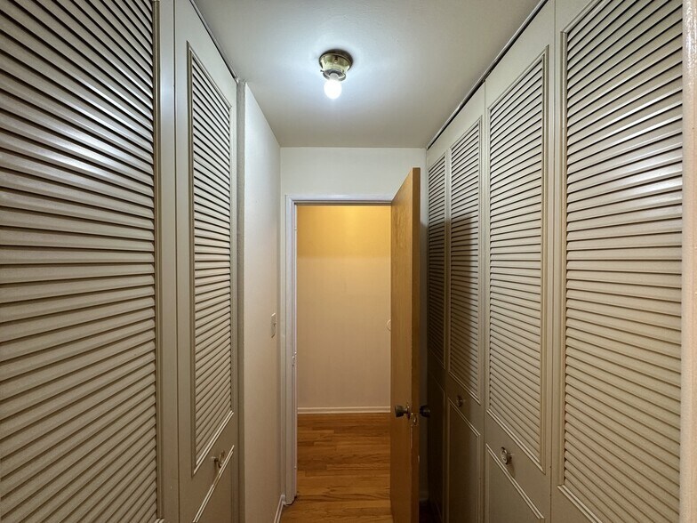 Building Photo - 665 W Wrightwood Ave