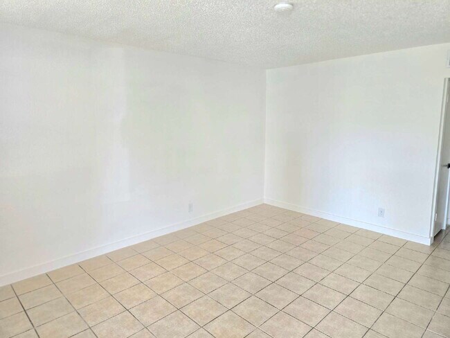 Building Photo - Stylish Comfort in a Freshly Remodeled Beauty