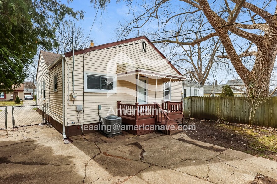 Building Photo - 1695 Moorhouse St