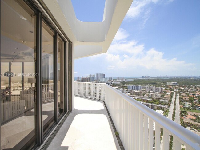 Building Photo - 2000 Island Blvd