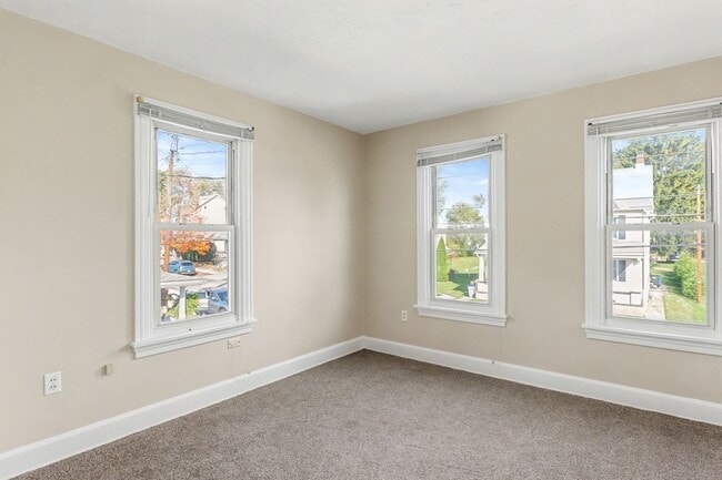 Building Photo - Three bedroom, 1.5 bath duplex