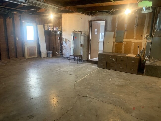 Building Photo - HALF OFF SECOND MONTH'S RENT WITH SIGNED LEASE