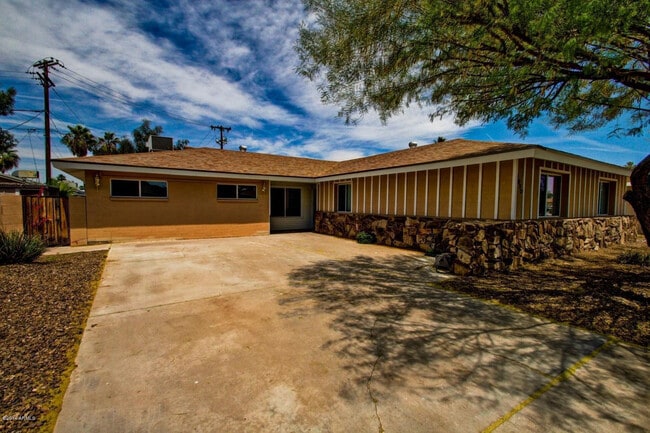 Building Photo - 1030 E Manhatton Dr