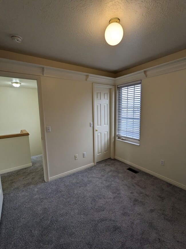 Building Photo - Layton 3 Bed Townhome with Garage & Fenced Yard – 2 Weeks Free!